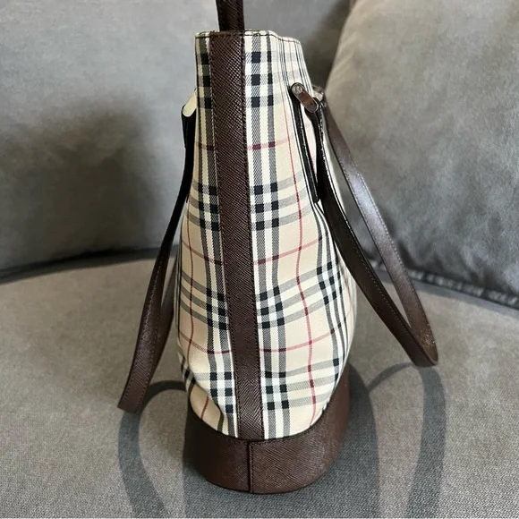 💕PRICE REDUCTION💕 Pre-loved! BURBERRY tote bag. - Picture 6 of 13